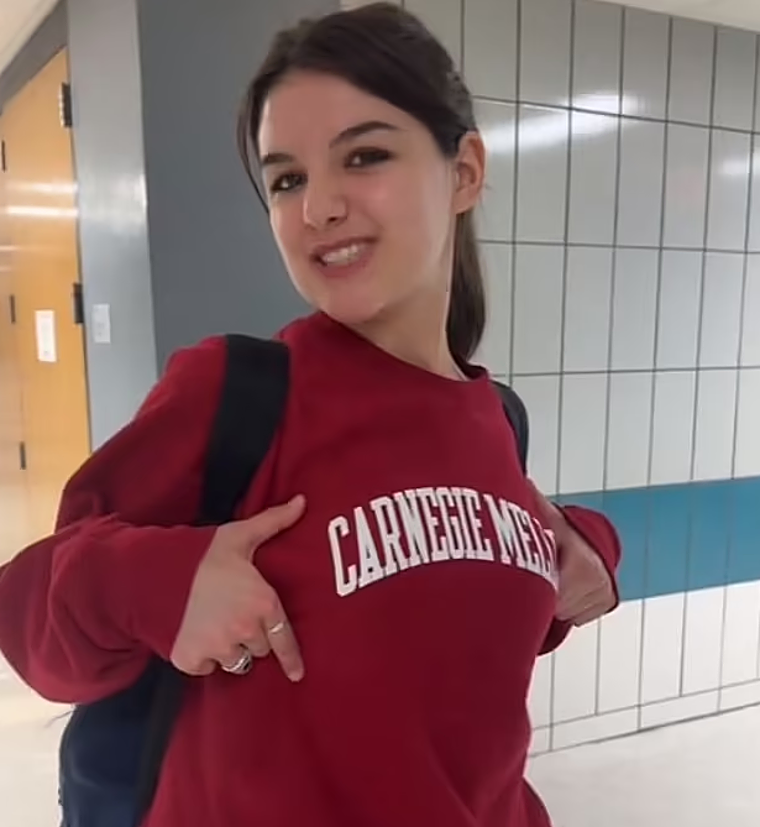 Suri presume de la sudadera de su universidad