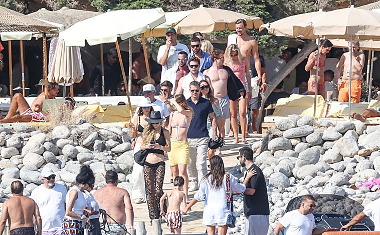 Imagen principal - Chris, Luke y Liam Hemsworth, Matt Damon, Rita Ora y Taika Waititi; Eiza González y Mohammed al Turki y Dua Lipa y Callum Turner, todos en Casa Jondal (Ibiza)