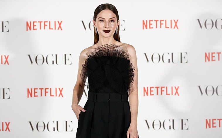 Imagen principal - María Valverde en un photocall, en uno de sus papeles y con su pareja, Gustavo Dudamel 