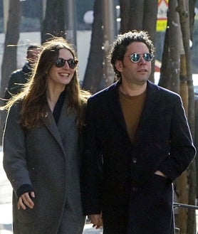 Imagen secundaria 2 - María Valverde en un photocall, en uno de sus papeles y con su pareja, Gustavo Dudamel 