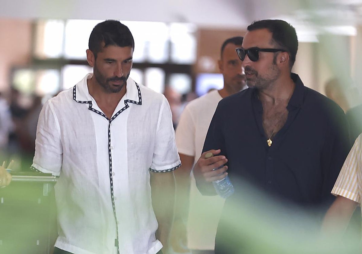 Primeras imágenes de Álex García, cabizbajo y «destrozado» en la despedida de Verónica Echegui