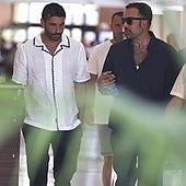 Primeras imágenes de Álex García, cabizbajo y «destrozado» en la despedida de Verónica Echegui