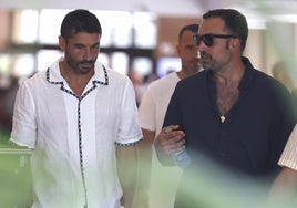 Primeras imágenes de Álex García, cabizbajo y «destrozado» en la despedida de Verónica Echegui