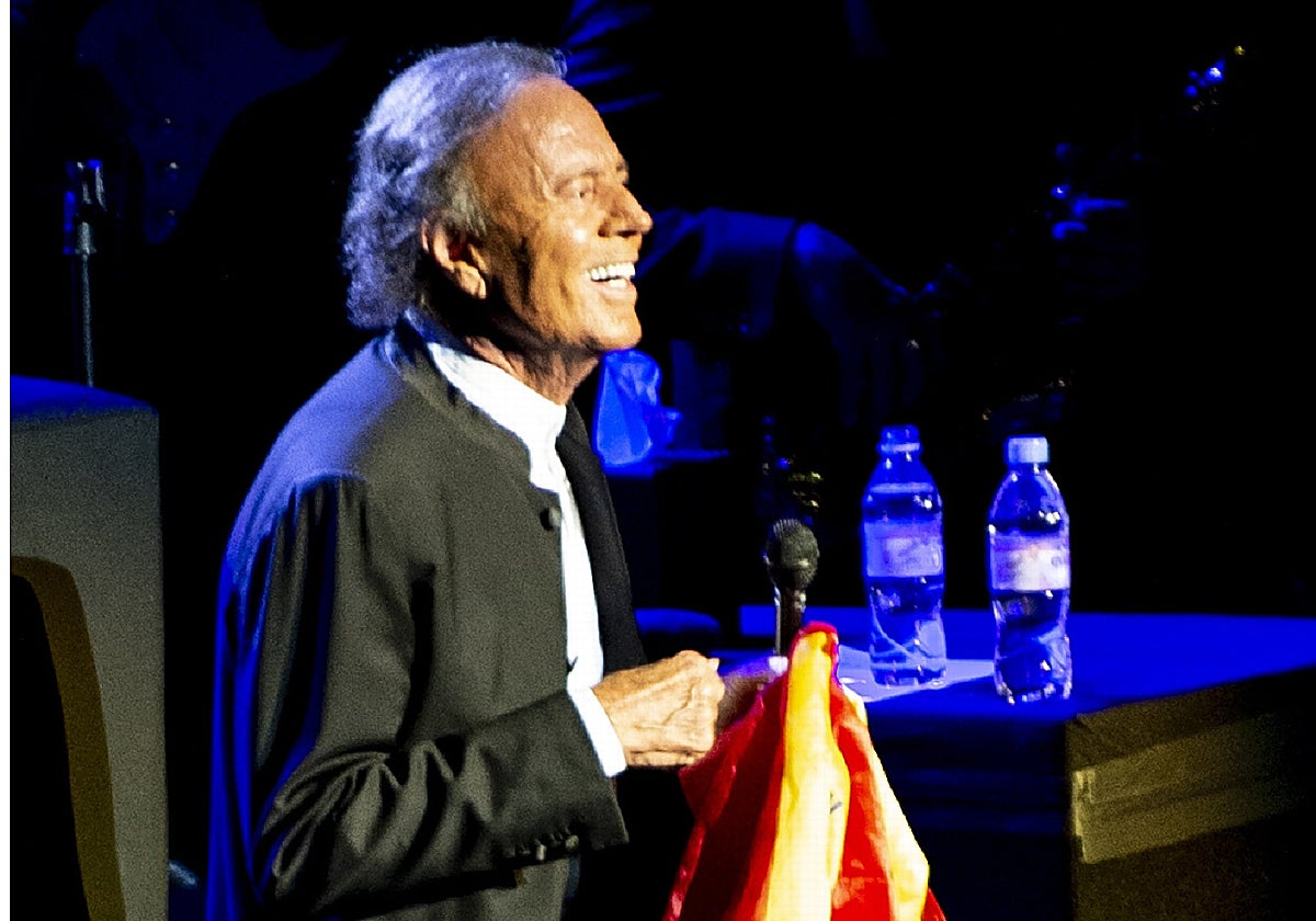 Julio Iglesias, en uno de sus últimos conciertos.