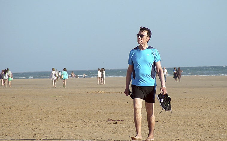 Imagen principal - Los veranos distantes de la familia Jurado, cada uno por su lado