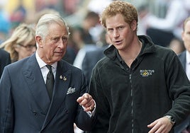 Harry prepara su regreso a Londres y crecen los rumores de una posible reconciliación con su padre, el Rey Carlos III