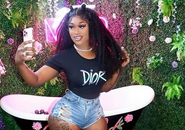 La influencer y cantante Lola Doll, entre la vida y la muerte tras ser tiroteada