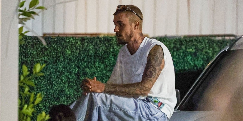 Justin Bieber da un paseo en calzoncillos montado en patinete... y lo sube a sus redes