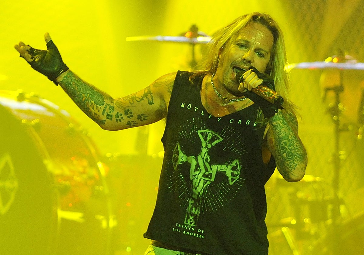 Vince Neil, cantante de Mötley Crüe, desvela que sufrió un ictus mientras dormía: «Tuve que aprender a caminar»