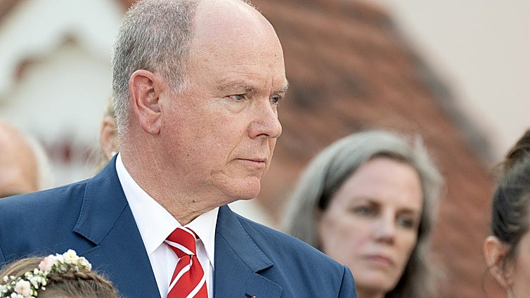 Alberto de Mónaco, evacuado de la Vuelta Ciclista de España tras las protestas