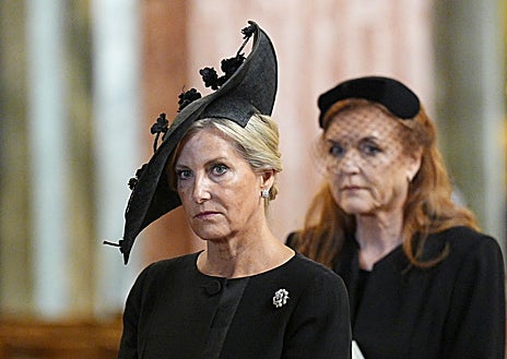 Imagen secundaria 1 - El Príncipe Andrés junto a su hermana, la Princesa Ana. Abajo, Sofía de Edimburgo y Sarah Ferguson y, en la tercera foto, el viudo, el Príncipe Eduardo de Kent.