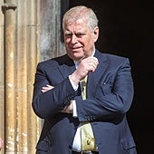 El Príncipe Andrés la vuelve a liar: de risas y bromas en el funeral de la duquesa de Kent