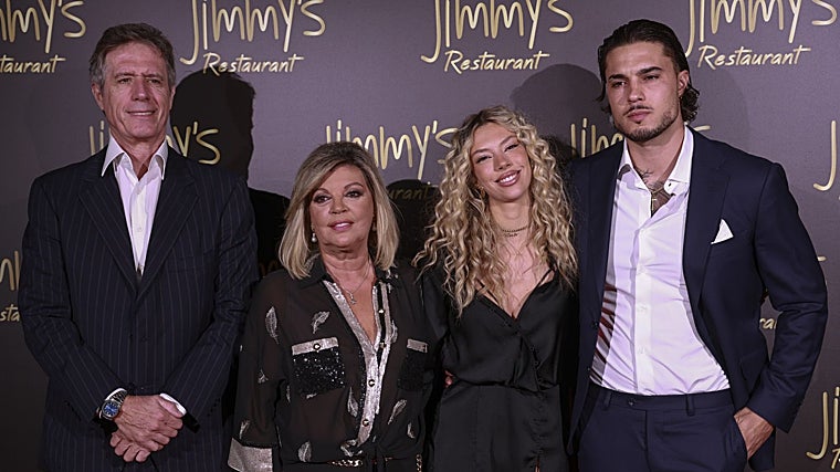 Terelu Campos con su hija, Alejandra Rubio, la pareja de esta, Carlo Costanzia, y su padre, Carlo Costanzia di Costigliole