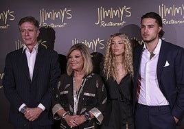 La 'puñalada' de Terelu Campos a Mar Flores al posar junto al padre de Carlo Costanzia: «Es mi familia»