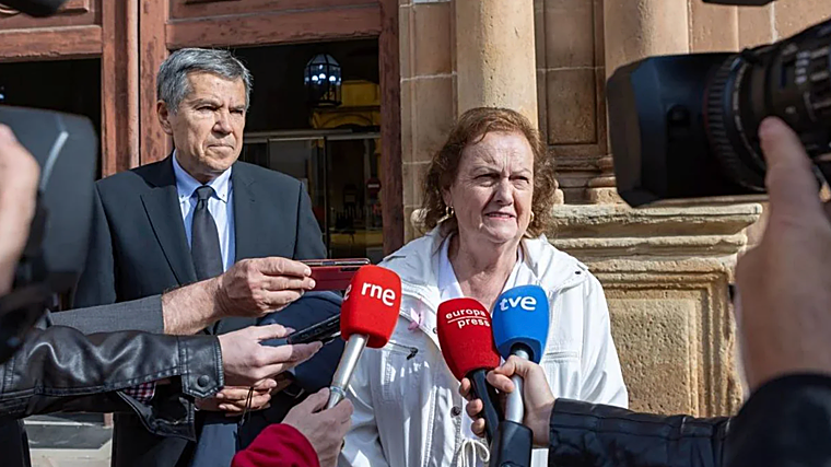 Rosario Bermudo y su abogado, Fernando Osuna