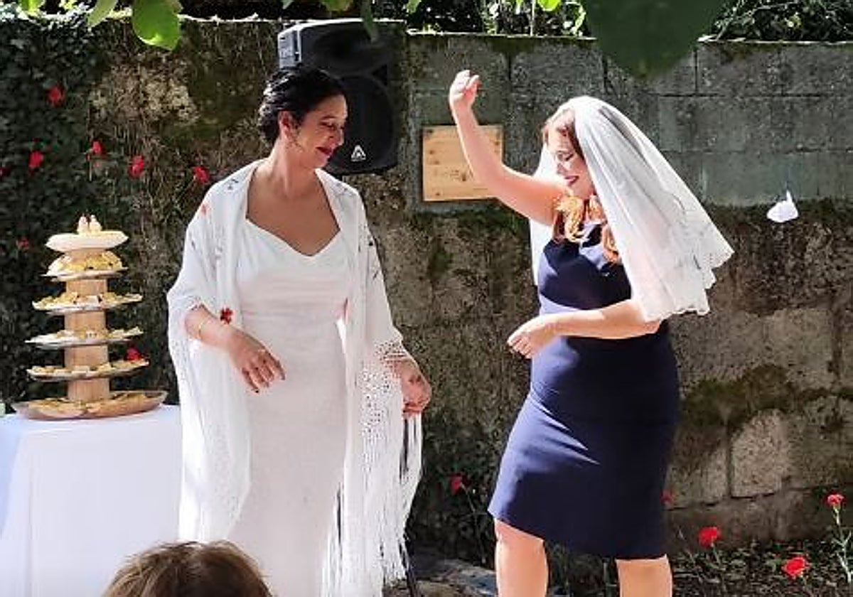 Ángela Rodríguez Pam y Marina Allende, el día de su boda