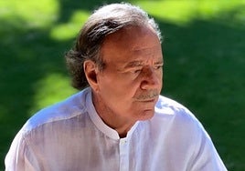 Los 82 años de Julio Iglesias: lejos de los escenarios... y de España