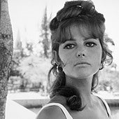 Un hijo secreto fruto de una violación y su rechazo a Marlon Brando: los hombres en la vida de Claudia Cardinale