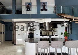 Así es la casa de Torrelodones que vende Mario Casas por un millón y medio de euros: 700 metros cuadrados, piscina en forma de L y barbacoa