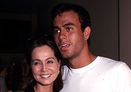 La tierna felicitación de Enrique Iglesias a su madre, Isabel Preysler, por su libro: «Qué vida tan increíble»