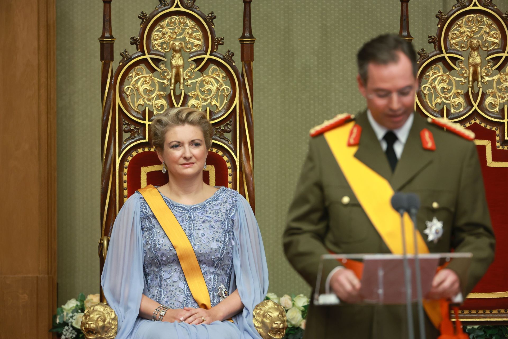 Estefanía, la mujer de Guillermo, mirándole con atención.