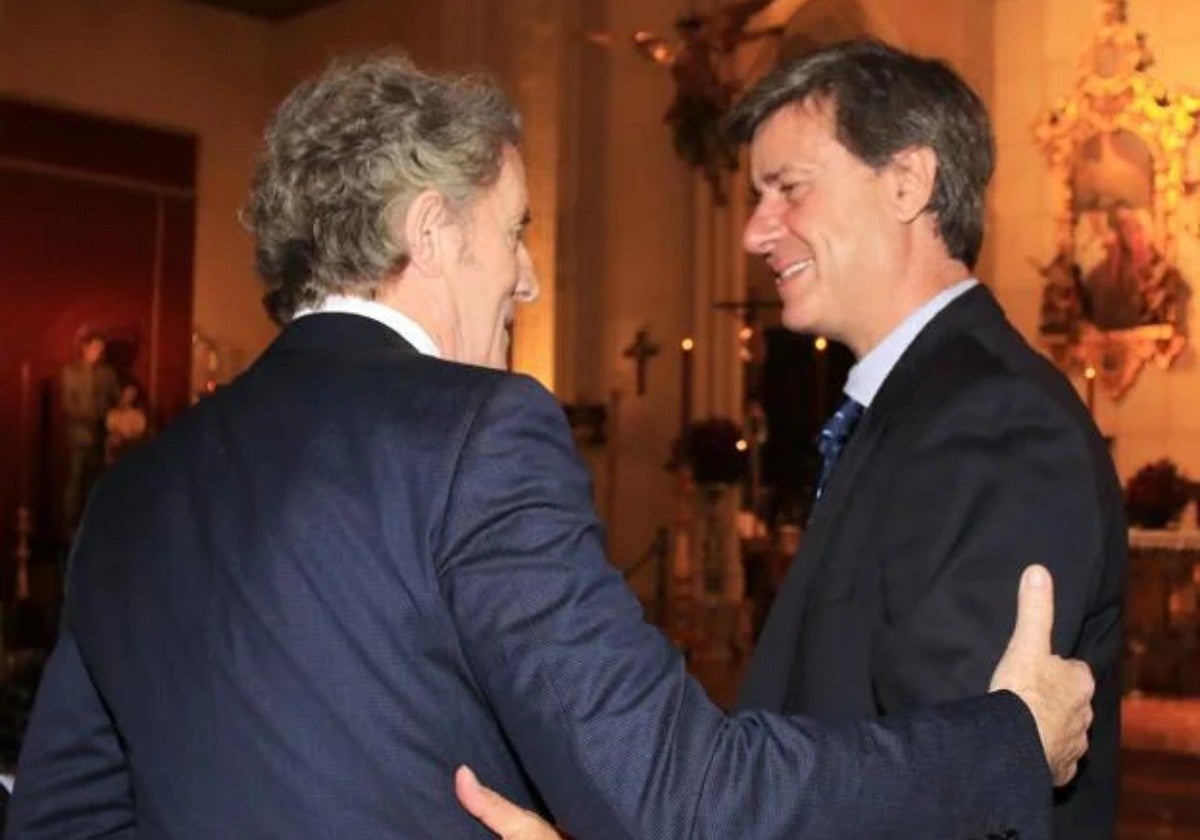 Alfonso Díez y Cayetano Martínez de Irujo, en el funeral por la duquesa en 2015