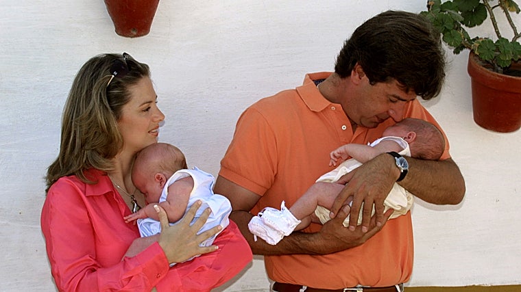 Genoveva Casanova y Cayetano Martínez de Irujo junto a sus mellizos, Luis y Amina