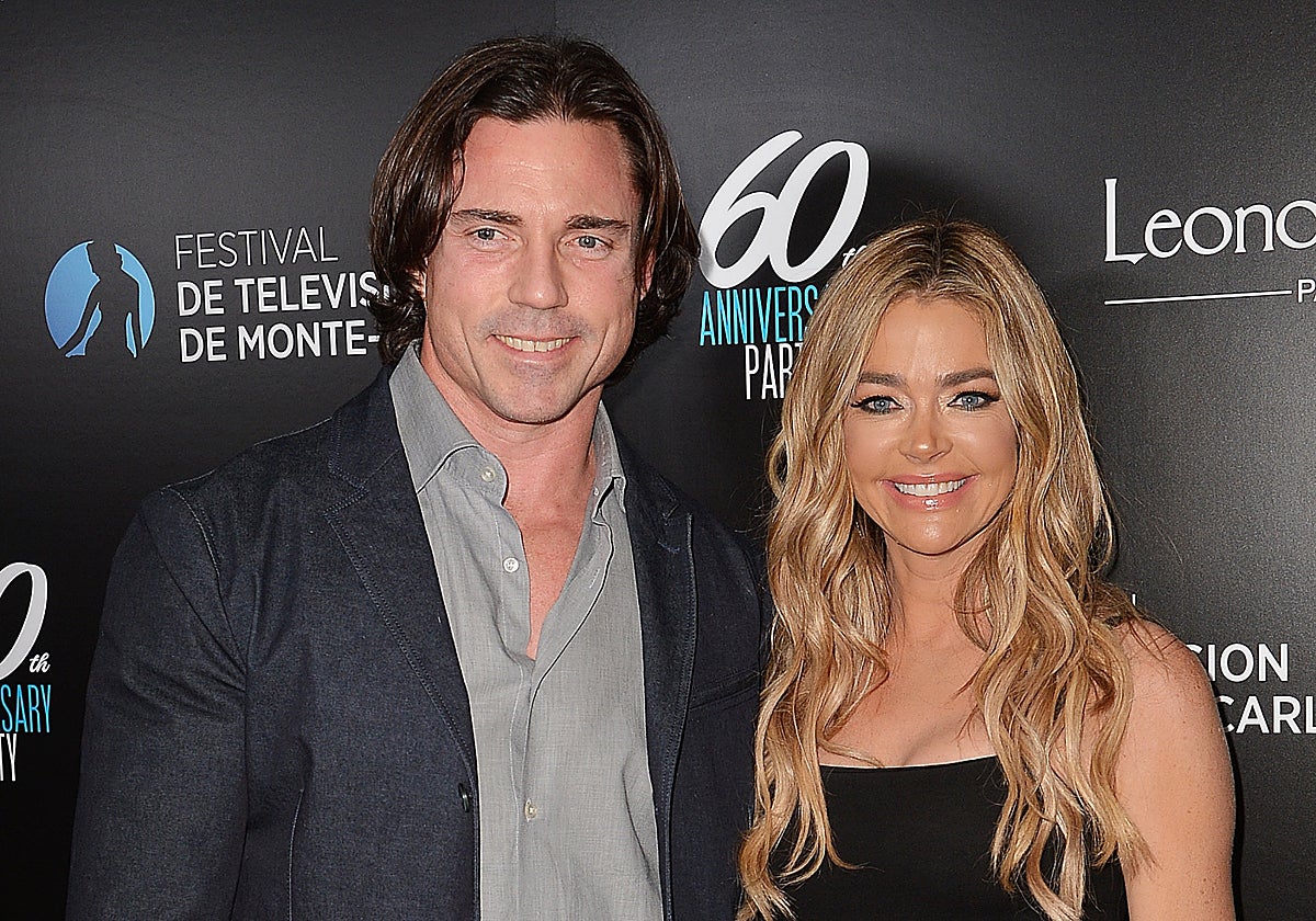 Denise Richards rompe su silencio con un desgarrador testimonio y Aaron Phypers contraataca en los tribunales: «Ella miente»