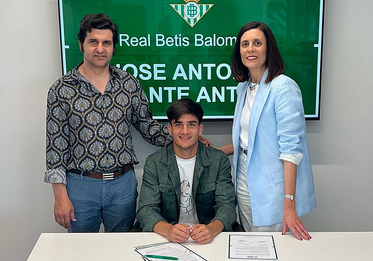 La familia de Morante de la Puebla, su fuerza más íntima: de Elisabeth, su discreta esposa, a su hijo futbolista y sus hijas pequeñas