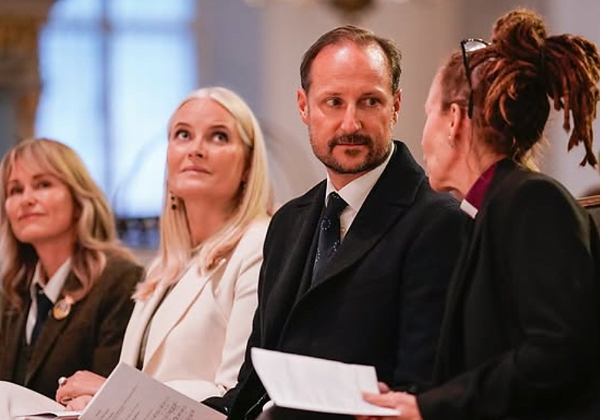 La Princesa Mette-Marit y Haakon de Noruega, en la misa de la catedral de Oslo.