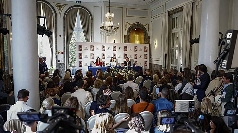 La llenísima sala del Ritz durante la rueda de prensa