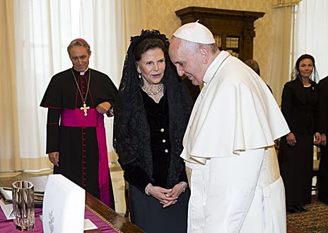 Imagen secundaria 1 - Las Reinas de Dinamarca, Suecia y Países Bajos junto con el Papa Francisco, las tres vestidas de negro