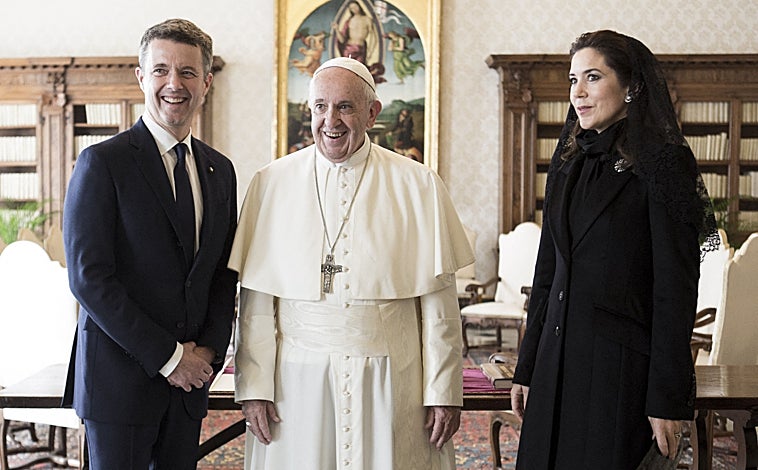 Imagen principal - Las Reinas de Dinamarca, Suecia y Países Bajos junto con el Papa Francisco, las tres vestidas de negro