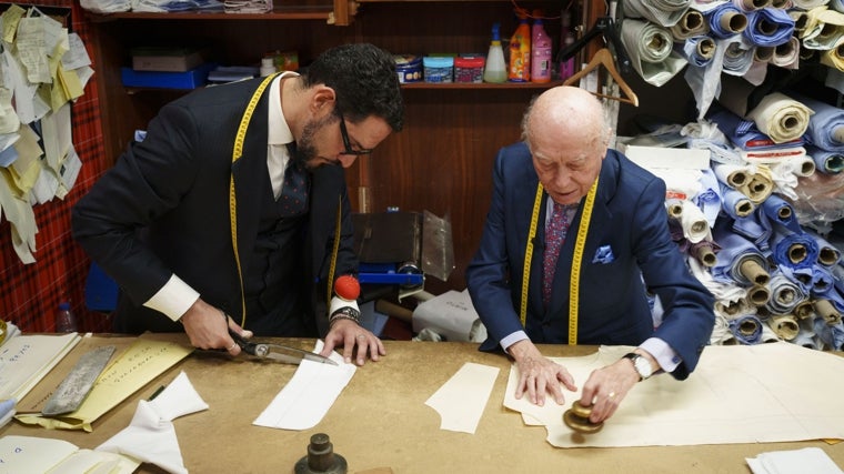 Sergio y Mariano trabajando en el taller
