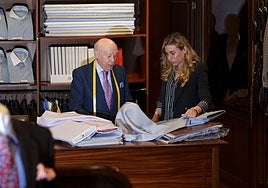 Mariano Langa,  el camisero que ha hecho brillar a Sean Connery, Cary Grant y Bertín Osborne