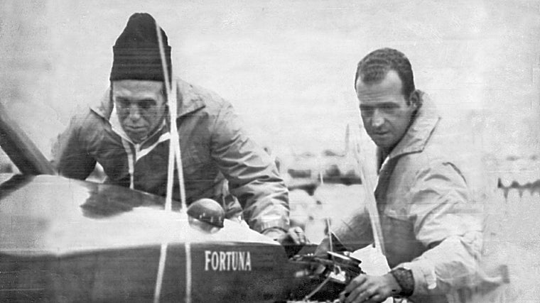 El Príncipe Don Juan Carlos, a la derecha, y el Duque de Arión, realizan los últimos trabajos en el yate Fortuna de la clase dragón, en el puerto olímpico de Kiel.