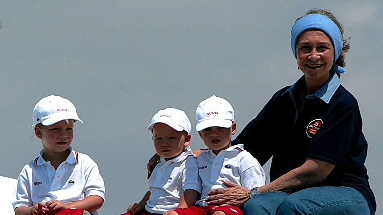 Doña Sofía con sus nietos Juan Valentín, Pablo Nicolás y Miguel en la cubierta del Fortuna