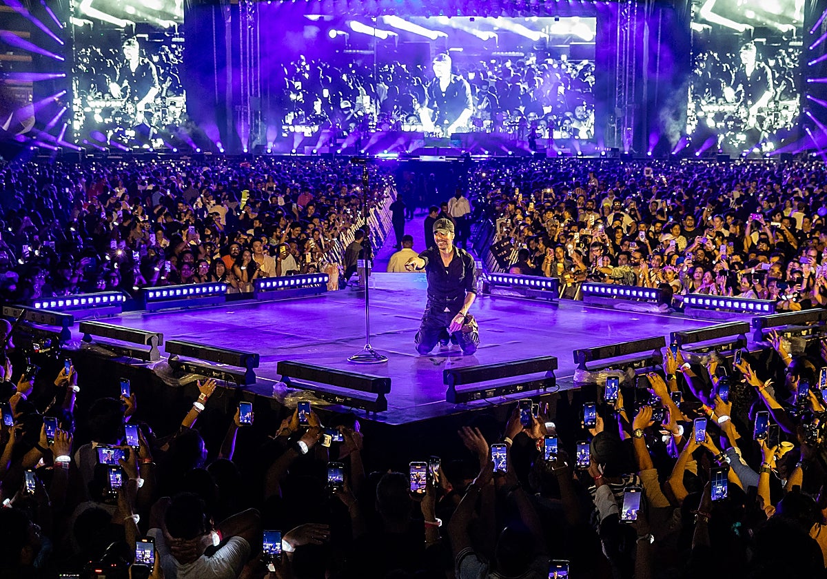 Enrique Iglesias en su concierto en Mumbai, India