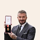 Sir David Beckham, un hombre con alto honor... pero sin su hijo Brooklyn