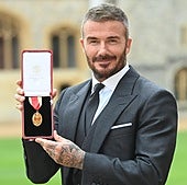 Sir David Beckham, un hombre con alto honor... pero sin su hijo Brooklyn