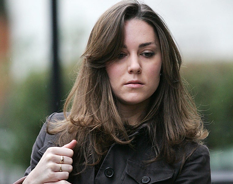 Una de las primeras imágenes de Kate tras confirmarse su noviazgo con el Príncipe Guillermo