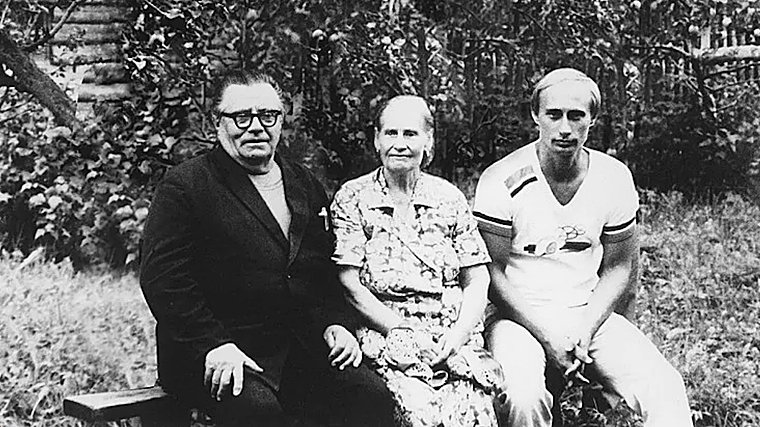 Vladimir Putin padre, María Putina y Vladimir Putin en 1985