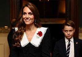 Kate Middleton sin Guillermo y con su hijo, protagonistas en el concierto del Día del Recuerdo