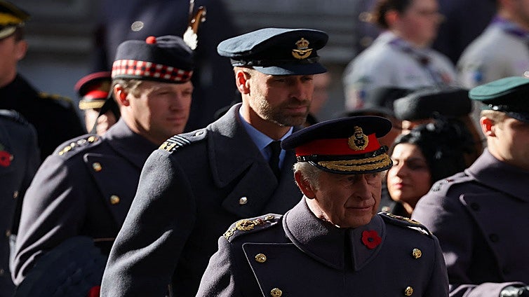 La Familia Real británica, en el ojo del huracán, celebra el Día del Recuerdo