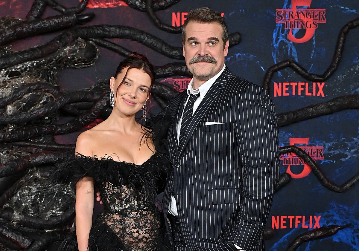 «Somos una familia»: así zanjan los creadores de &#039;Stranger Things&#039; los rumores sobre Millie Bobby Brown y David Harbour
