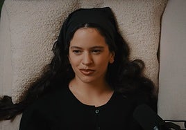 Rosalía, en el diván de Freud: «Me encanta estar desnuda en casa»