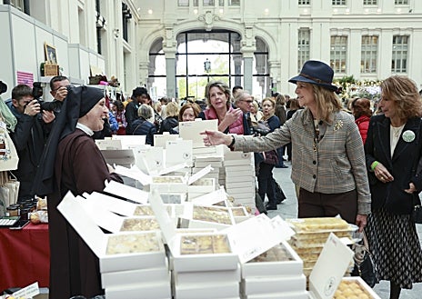 Imagen secundaria 1 - La Infanta Elena posa con los diferentes puestos y con Ágatha Ruiz de la Prada