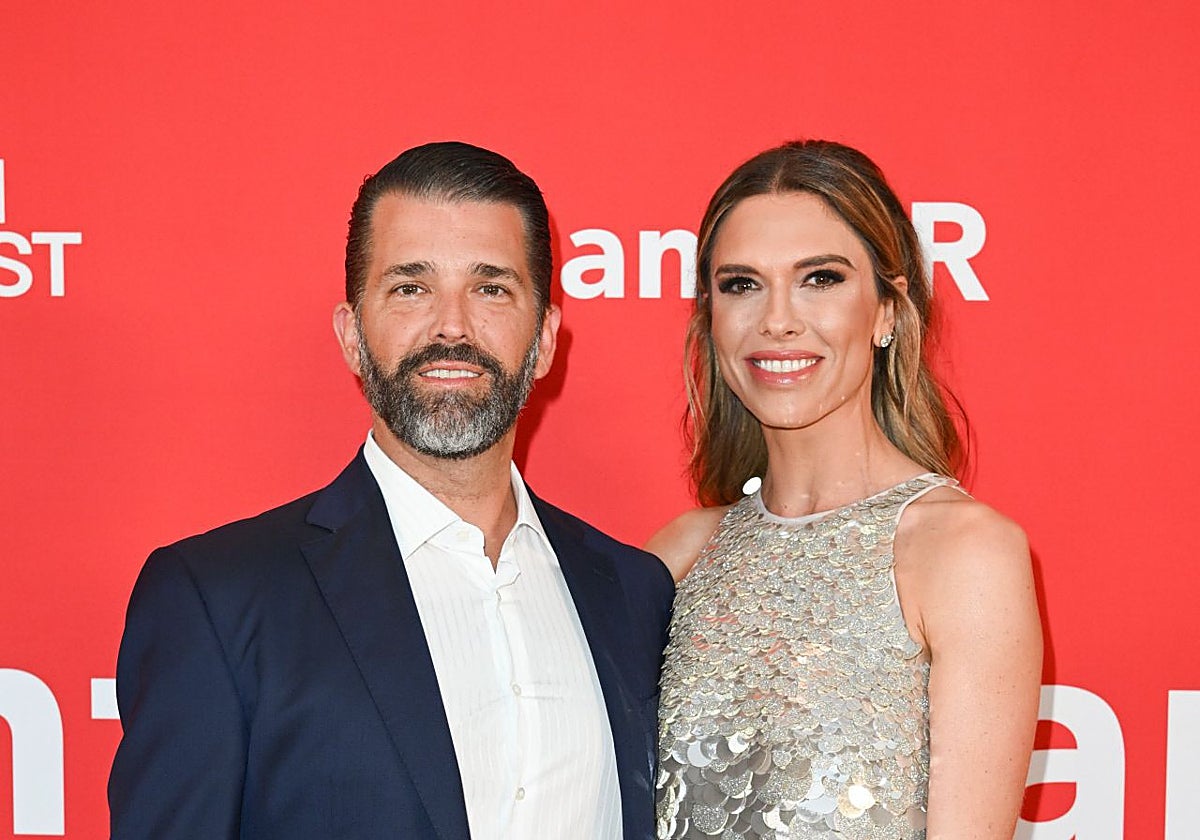 Donald Trump Jr. junto a su pareja