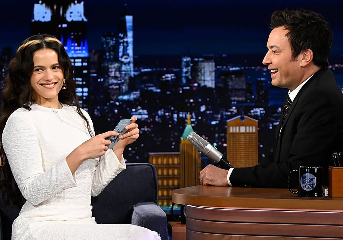 Así fue la visita de Rosalía al show de Jimmy Fallon: 'La perla' en directo, palmas
