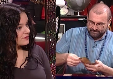 El tarotista que predijo el éxito de Rosalía en 2012 echándole las cartas